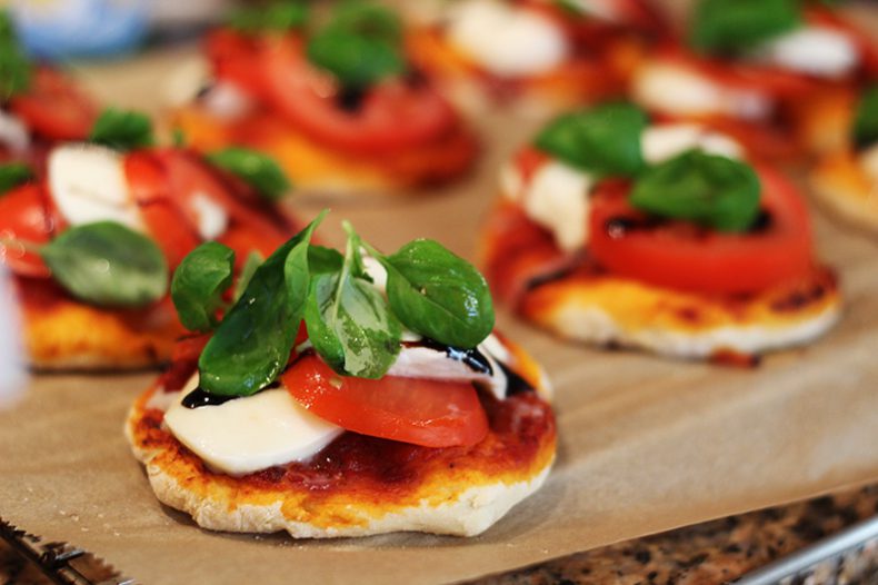 Mini-Pizza mit Tomate-Mozarella und Chorizo